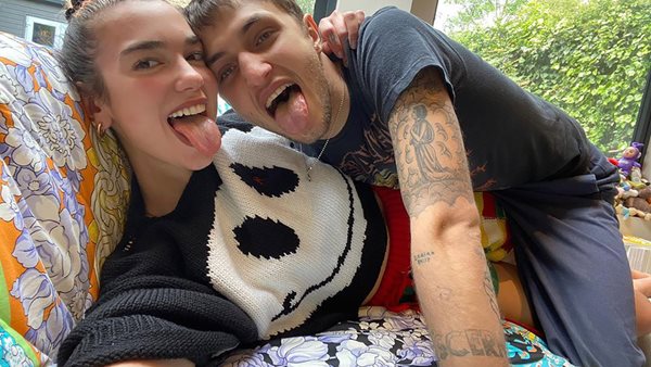 Dua Lipa: Ο σύντροφός της αρνείται να κάνει το εμβόλιο και το ίντερνετ δικάζει