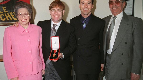 #RockThisDay - 24 Φεβρουαρίου: Ο Elton John χρίζεται Ιππότης