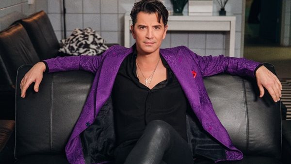 Ο Σάκης Ρουβάς ποζάρει αγκαλιά με τον γιο του