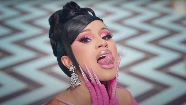 Cardi B: "Είναι εκπληκτικό να είσαι γυναίκα"