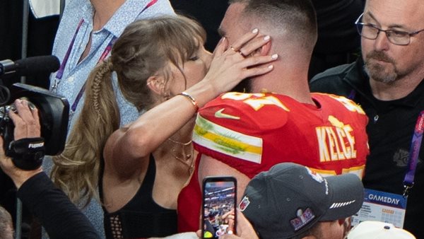 Viral το φιλι Taylor Swift-Travis Kelce στο Super Bowl LVIII