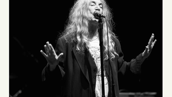 Η PATTI SMITH ΕΠΙΣΤΡΕΦΕΙ ΣΤΗΝ ΕΛΛΑΔΑ