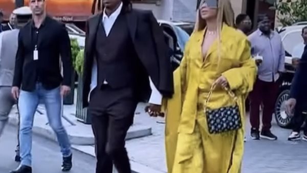 Beyonce και Jay Z σε εμφάνιση έκπληξη δίπλα στην Blue Ivy.