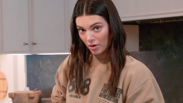 Viral moment - Ο... περίεργος τρόπος που η Kendall Jenner κόβει αγγούρια