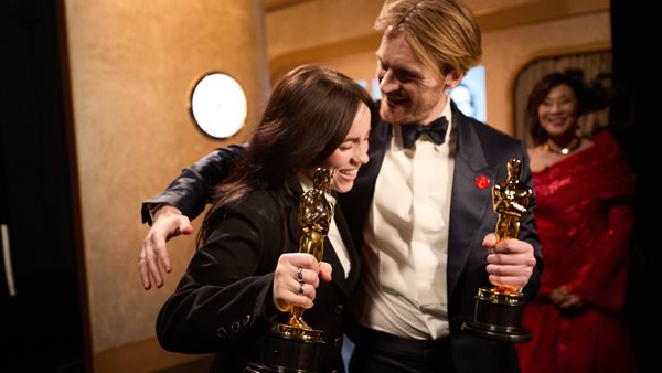 H Billie Eilish γίνεται η νεότερη κάτοχος δύο βραβείων Όσκαρ