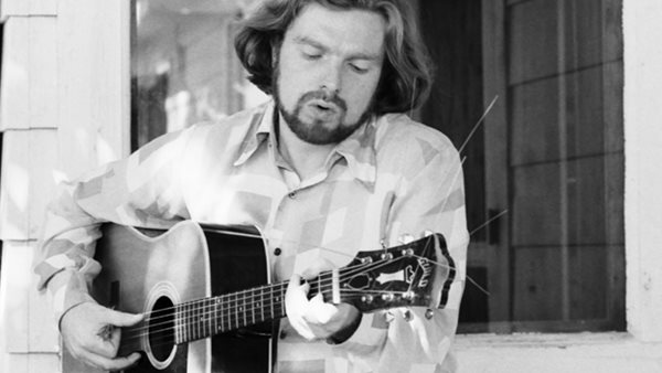 O Van Morrison τα βάζει με κυβερνήσεις και coronavirus lockdowns