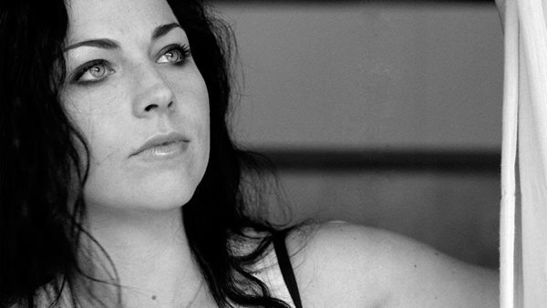 Amy Lee: "Μας χειραγωγούν"
