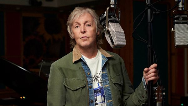 TikToker δεν κατάλαβε το photobombing του Paul McCartney