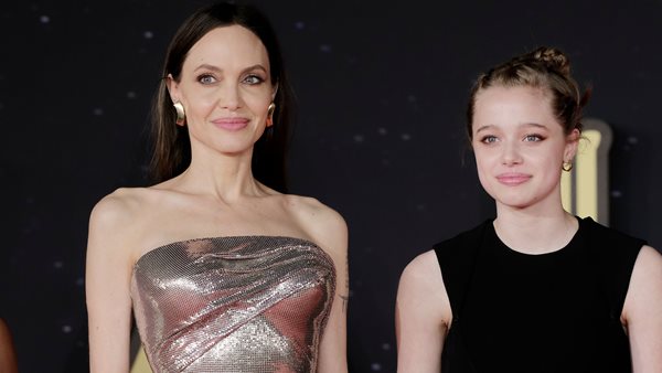 Angelina Jolie & Shiloh Pitt - Μαμά και κόρη ποζάρουν χαλαρές στην Καμπότζη