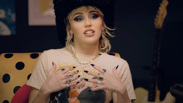 Miley Cyrus & Elton John στο cover του "Nothing Else Matters"