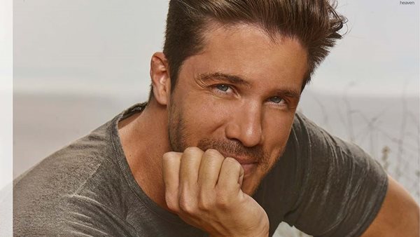 "Σκάσε Ένα Φιλί": Το ολοκαίνουριο single του Νίκου Οικονομόπουλου