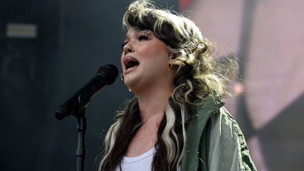 Lola Young: Κατέρρευσε στη σκηνή του All Things Go.