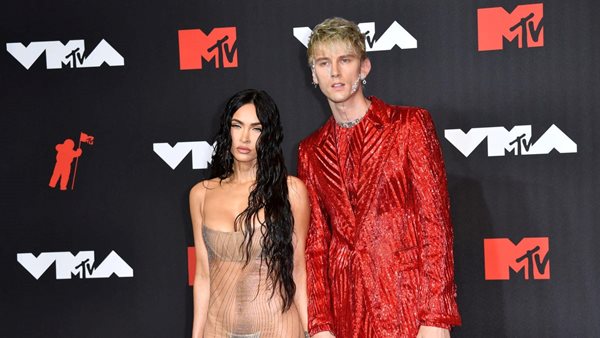 Megan Fox και Machine Gun Kelly σε ρομαντικά τετ-α-τετ στη Σαντορίνη
