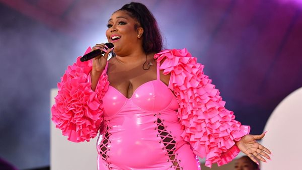 Η Lizzo δέχεται σκληρή κριτική γιατί αποκάλεσε τον Chris Brown τον δικό της "αγαπημένο άνθρωπο"