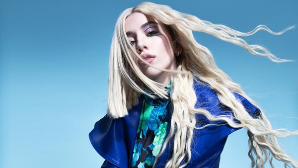 Η Ava Max αποκαλύπτει το bullying που δέχτηκε στο σχολείο