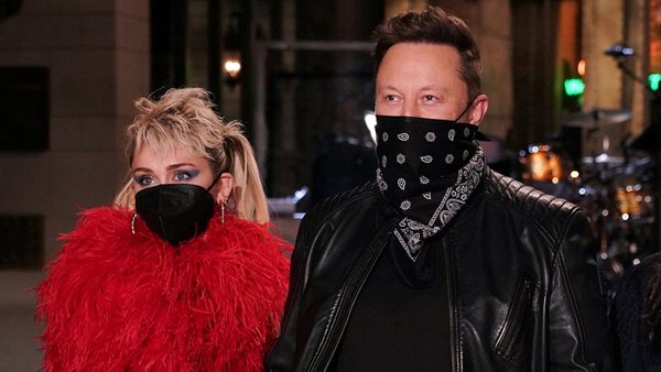 Γιατί η Miley Cyrus "στράβωσε" με τον Elon Musk;