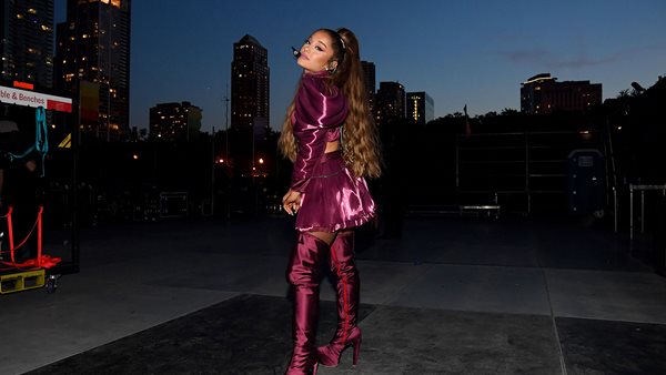 Yay or Nay; Η Ariana Grande έβγαλε βόλτα το σκύλο της με αυτό το outfit