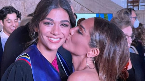 Η Δέσποινα Βανδή στο πλευρό της Μελίνας Νικολαΐδη στην αποφοίτησή της