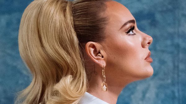 Adele & Rich Paul ποζάρουν κατά τη διάρκεια γαμήλιας δεξίωσης