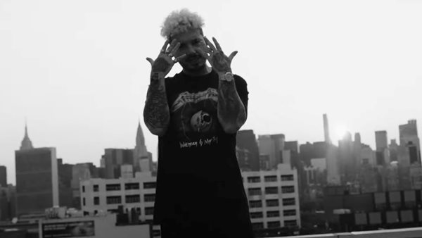 Ο J Balvin δημιούργησε την ισπανική εκδοχή του "Wherever I May Roam"