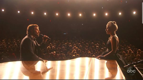 H Lady Gaga μιλά για τον έρωτά της με τον Bradley Cooper