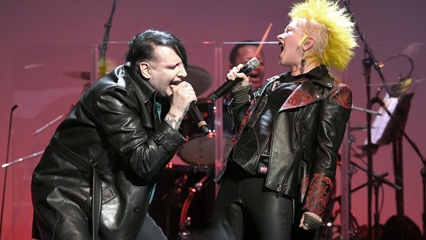 "The Beautiful People": Ο Marilyn Manson στη σκηνή μαζί με τη Cyndi Lauper