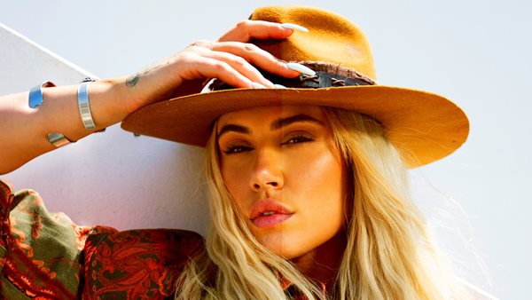 "Μύκονος Και Σαντορίνη" - Το νέο καλοκαιρινό single από την Έλενα Τσαγκρινού