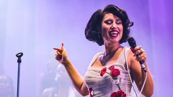 Άλλη μια συγκλονιστική live εμφάνιση της Raye στο Luton!