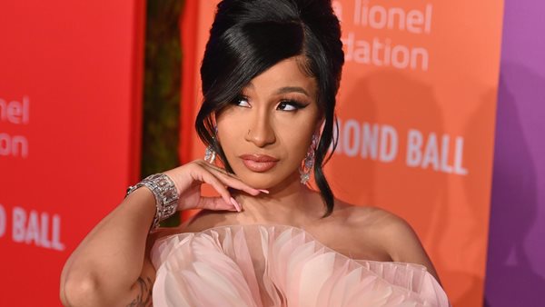 H Cardi B αποκαλύπτει σεξουαλική παρενόχληση κατά τη διάρκεια φωτογράφισης