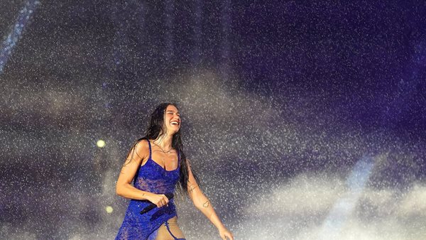 Dua Lipa στα 30: Yoga πάνω σε σανίδα στην Ibiza!