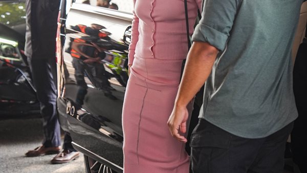 Η Lady Gaga στο Μιλάνο με εντυπωσιακό look.