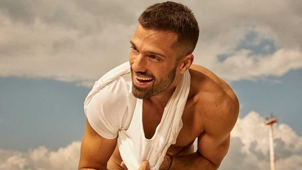 Ο Κωνσταντίνος Αργυρός πανευτυχής στον γάμο του αδερφού του