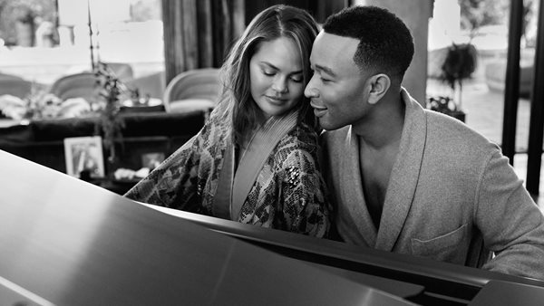Chrissy Teigen - Όταν ο μικρός Miles μπλοκάρει τη σέξι πόζα της μαμάς του