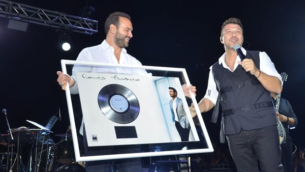 Απονομή πλατινένιου δίσκου για τον Γιάννη Πλούταρχο