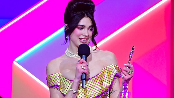 Dua Lipa - Η εμφάνισή της στη σκηνή των Brit Awards ήταν μια αναφορά στις Spice Girls