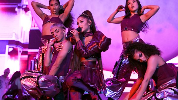 Ariana Grande: Της έριξαν στυμμένη λεμονόκουπα ενώ ήταν στη σκηνή