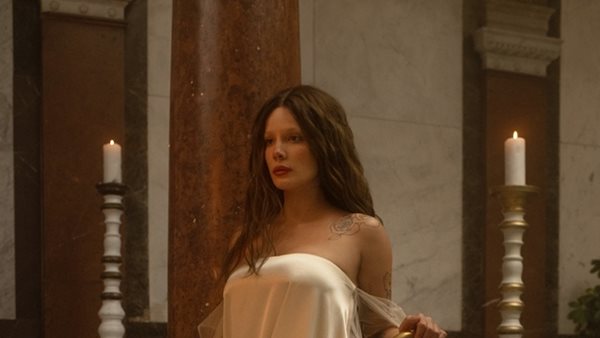 Halsey - Το καθηλωτικό live video για το single "I am not a woman, I’m a god"