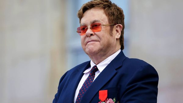 Ο Elton John μιλά για το online hate