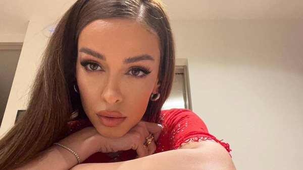 Ελένη Φουρέιρα - Αφήνεται στα έμπειρα χέρια του κομμωτή της τρώγοντας σουβλάκι