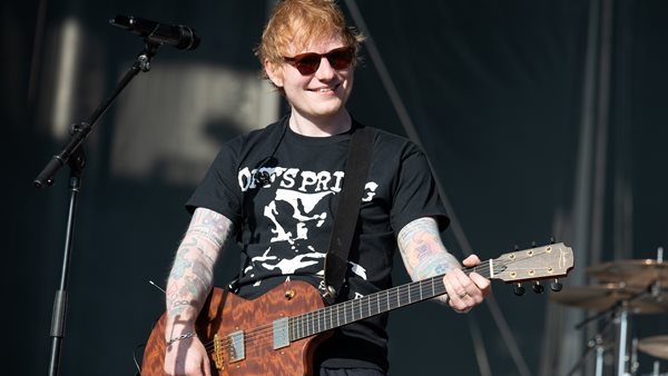 O Ed Sheeran με φωτογραφική μηχανή σα να είναι 1997.