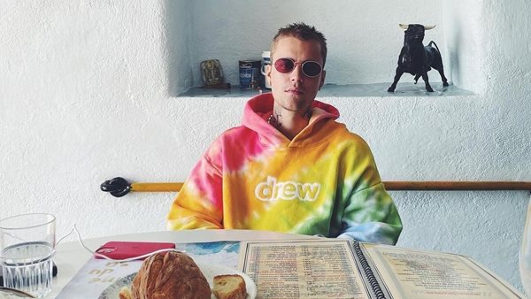 Οι φωτογραφίες του Justin και της Hailey Bieber από τις διακοπές τους στη Μύκονο