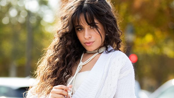Camila Cabello: "Το να είσαι σε πόλεμο με το σώμα σου είναι τόσο ξεπερασμένο"