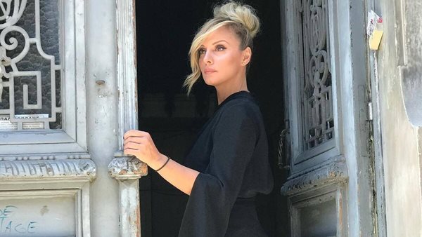 Η Πέγκυ Ζήνα ποζάρει αγκαλιά με τον Γιώργο Λύρα και τη μικρή Ηλέκτρα