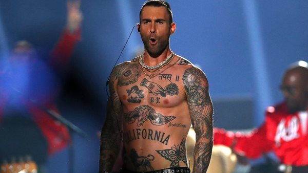 Adam Levine - Η αμήχανη στιγμή που fan τον ξαφνιάζει επί σκηνής