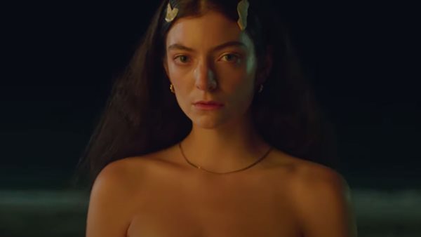 Η Lorde μασούσε τσίχλα και έπινε τεκίλα για να μη φοβάται την εμπειρία της σκηνής