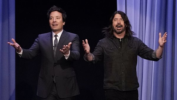 Ο Dave Grohl συμπαρουσίασε το "The Tonight Show" με τον Jimmy Fallon