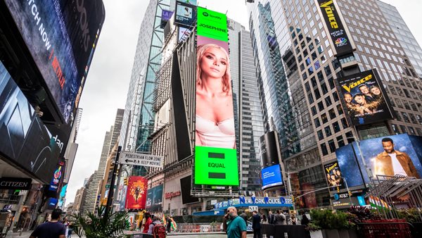 Josephine - Μπήκε σε billboard στην Times Square