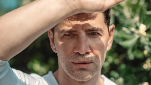 Ο Σάκης Ρουβάς μένει σπίτι και χορεύει με τις κόρες του