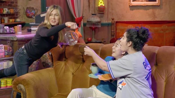 Η Jennifer Aniston κάνει πλάκα σε ανυποψίαστους fans