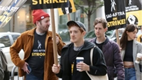 Ethan Slater (νέος σύντροφος της Ariana Grande)